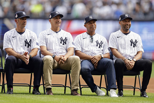 Jeter returns as Yankees honor 1998 team at Old-Timers' Day, Boone