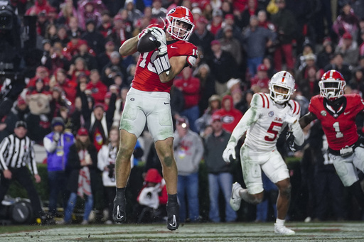 AP Top 25: Georgia's No. 1 streak hits 22, second-best ever